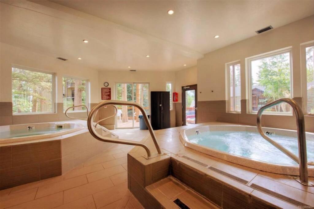Hot Tub & Sauna Peak 8 เบรกเคนริดจ์ ภายนอก รูปภาพ